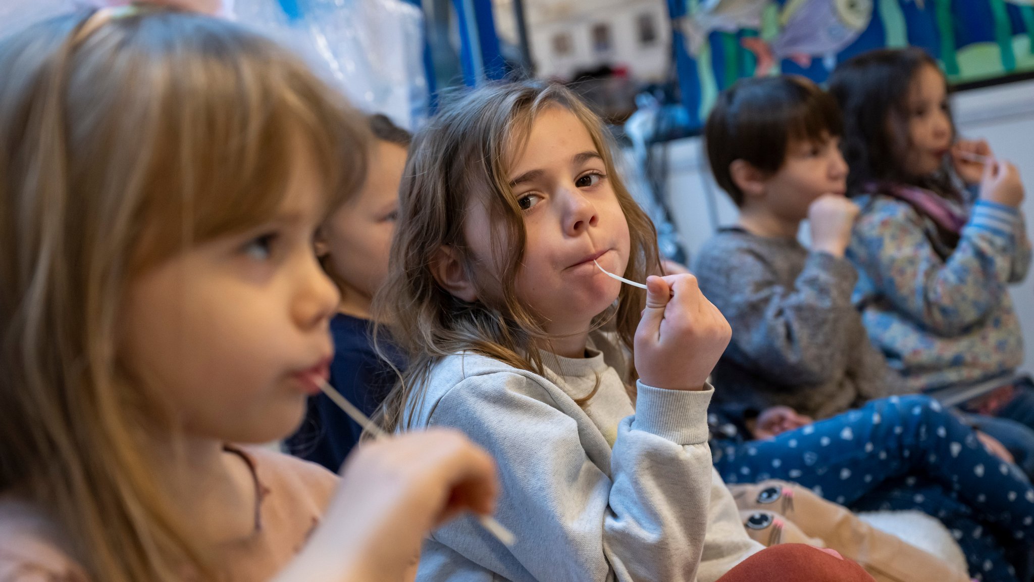 Die Kinder in einer Kindertagesstätte machen am Vormittag eine Corona-Pooltestung (Lollitest)