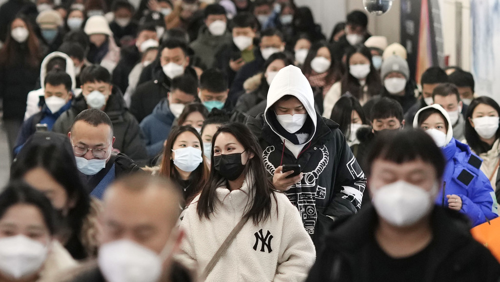 Menschen in einer Pekinger Metrostation