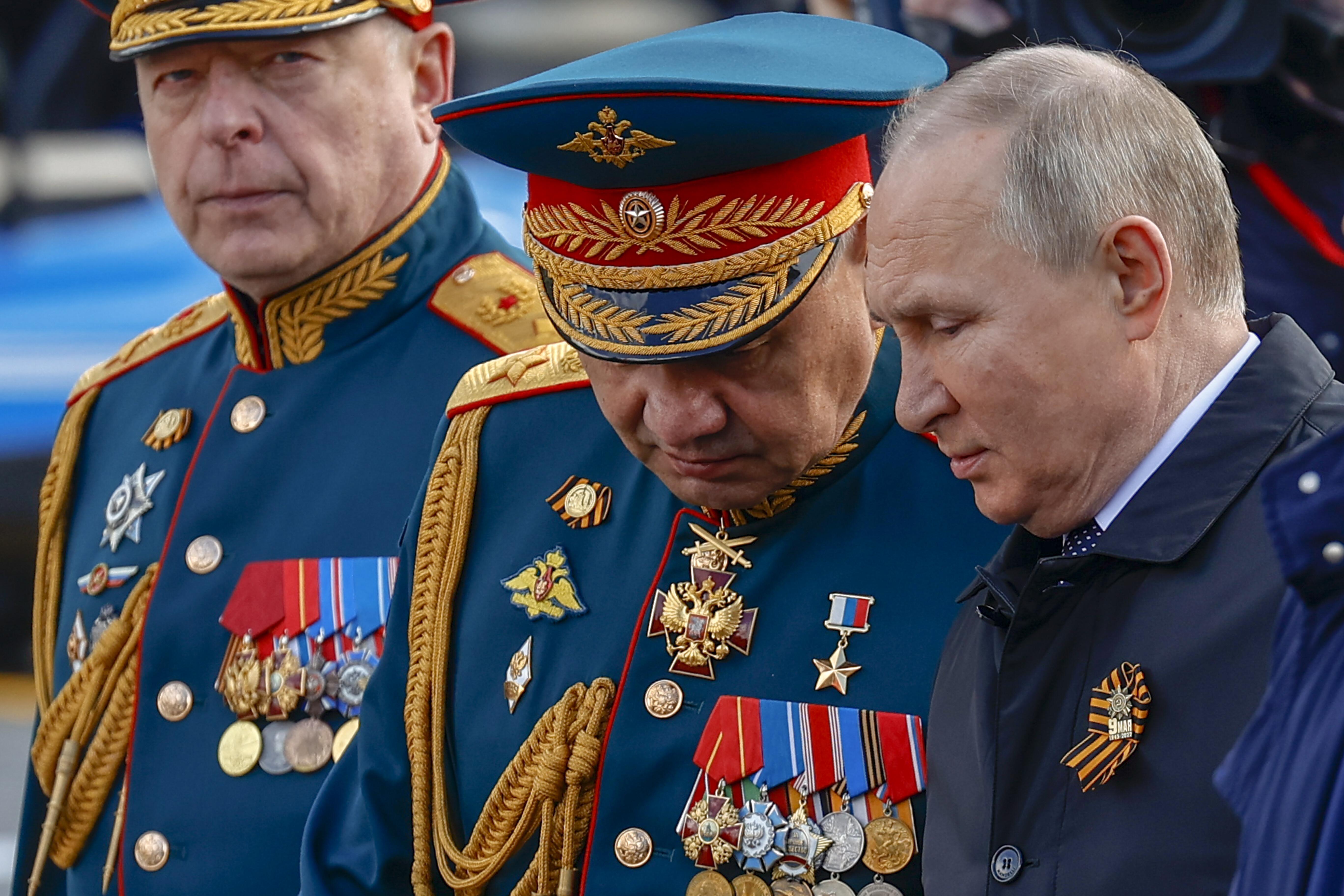 Präsident Putin mit führenden Militärs