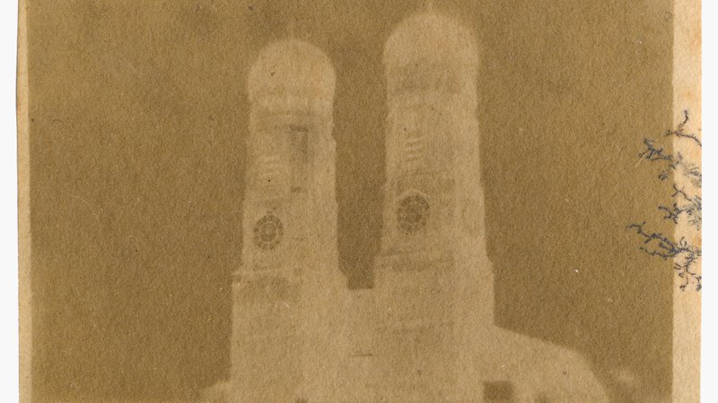 Zu sehen ist Bild mit braunen Farben, das die Münchner Frauenkirche zeigt | Bild: Deutsches Museum Zu sehen ist Bild mit braunen Farben, das die Münchner Frauenkirche zeigt