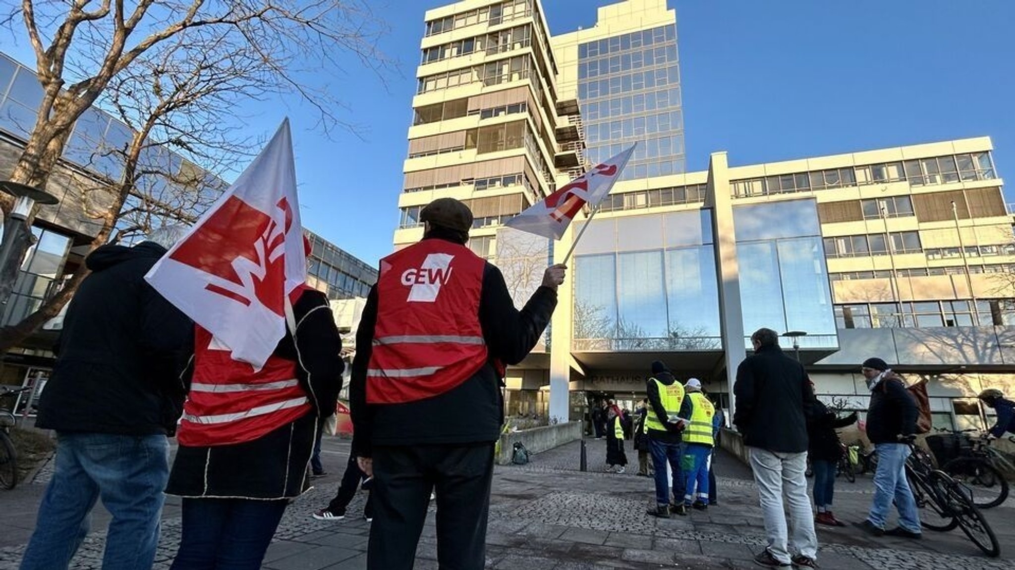 Demonstranten vor dem Erlanger Rathaus 