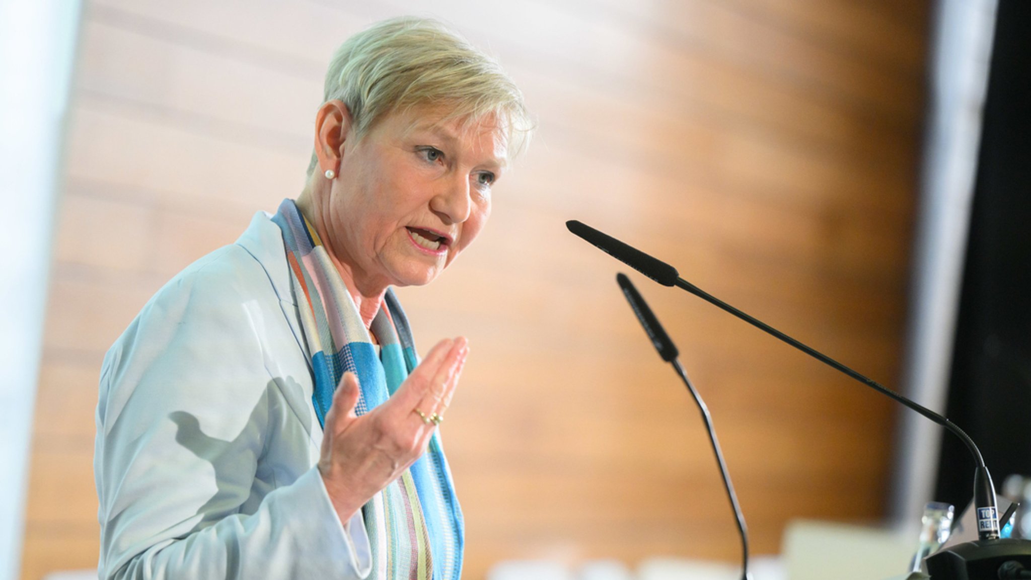 Niedersachsen, Hannover: Kirsten Fehrs, amtierende Vorsitzende des Rates der EKD, spricht bei einer Pressekonferenz zur Vorstellung einer Studie zum Missbrauch in der evangelischen Kirche. (zu dpa: «EKD-Ratsvorsitzende lobt katholische Bischöfe») Foto: Julian Stratenschulte/dpa +++ dpa-Bildfunk +++