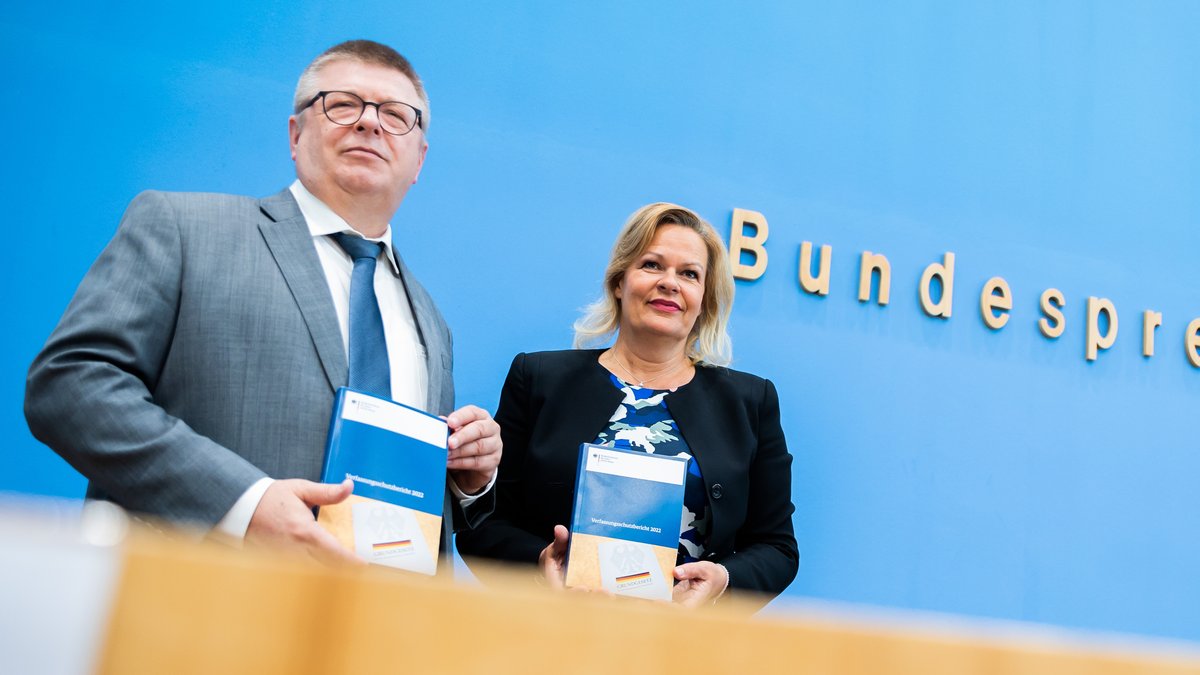 Thomas Haldenwang und Nancy Faeser präsentieren den Verfassungsschutzbericht 2022