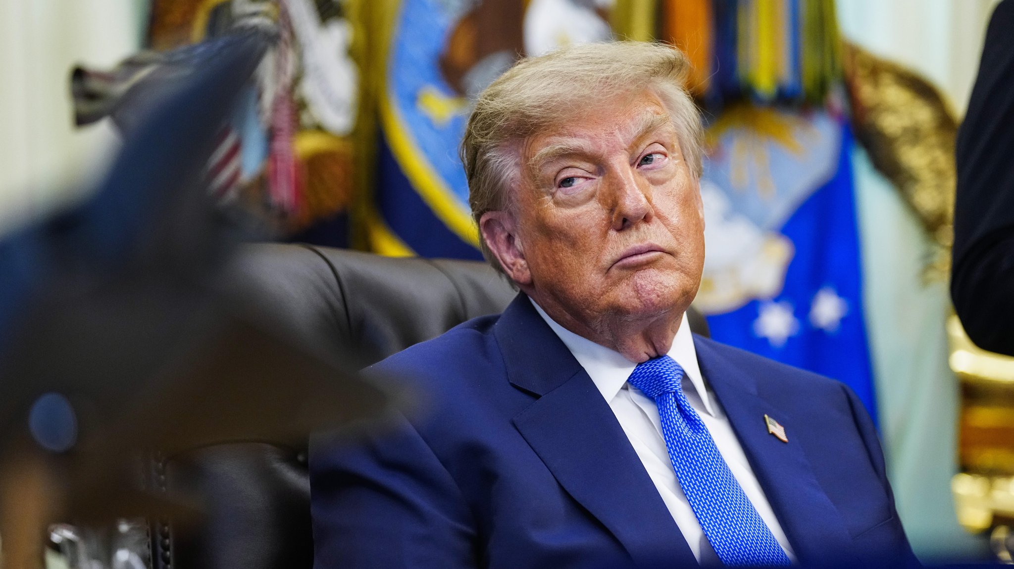 (Archivbild) US-Präsident Trump mit kritischem Blick. | Bild: picture alliance / Sipa USA | Sipa USA (Archivbild) US-Präsident Trump mit kritischem Blick.