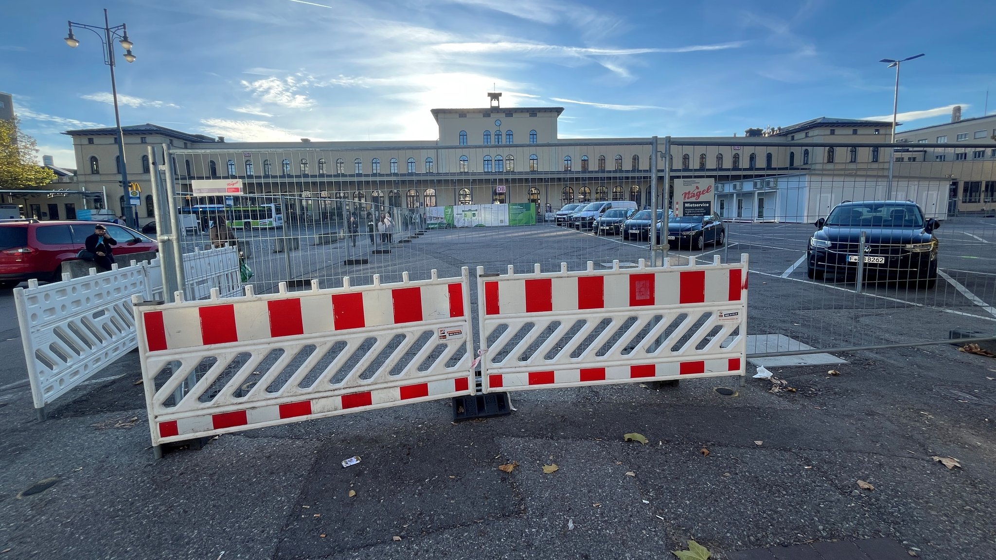 Baustellenabsperrung am Augsburger Hauptbahnhof. | Bild: BR / Thomas Pösl Baustellenabsperrung am Augsburger Hauptbahnhof.