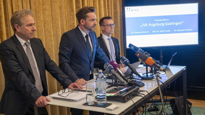 Die Anwälte der suspendierten stellvertretenden Leiterin der JVA Gablingen, Thomas Krimmel (l-r), Alexander Stevens und Holm Putzke, geben eine Pressekonferenz | Bild: dpa-Bildfunk/Peter Kneffel Die Anwälte der suspendierten stellvertretenden Leiterin der JVA Gablingen, Thomas Krimmel (l-r), Alexander Stevens und Holm Putzke, geben eine Pressekonferenz