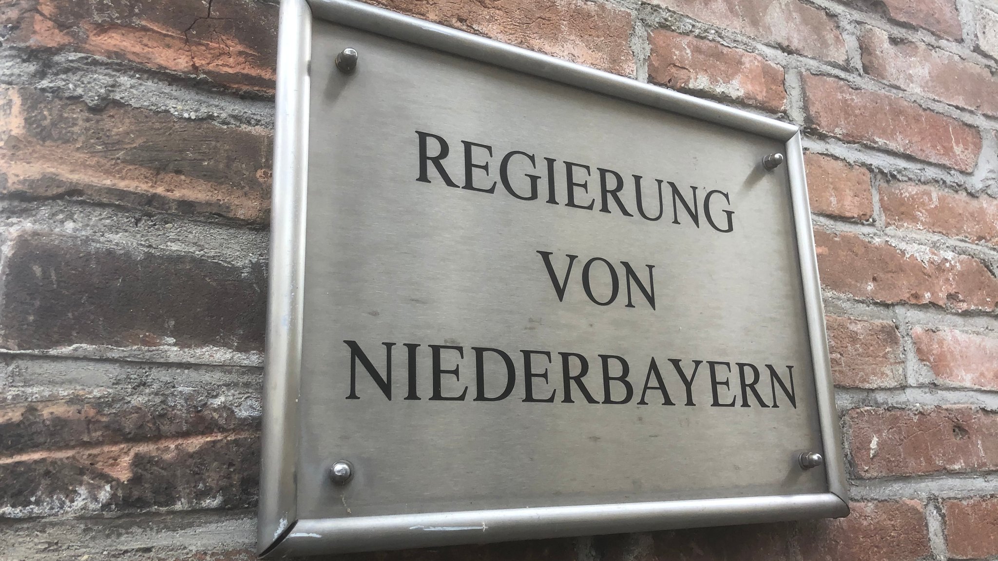 Hinweisschild der Regierung von Niederbayern. 