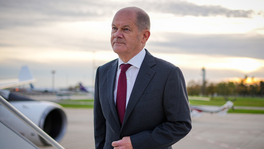 Bundeskanzler Olaf Scholz (SPD) kommt am 3.11. für den Flug mit dem Airbus A340 der Luftwaffe zum Antrittsbesuch in China am militärischen Teil des Flughafens BER Berlin-Brandenburg an.