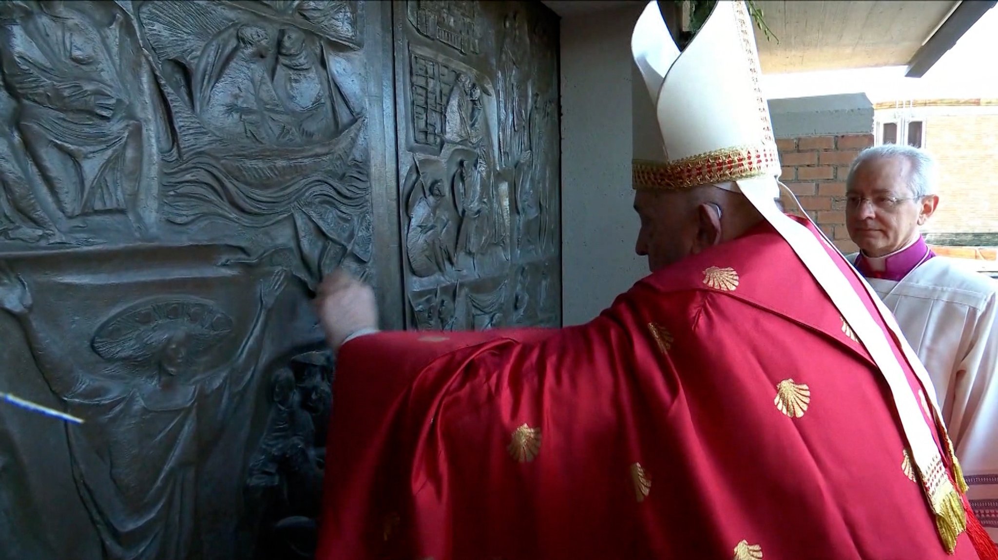 Papst Franziskus beim Durchschreiten der Heiligen Pforte in einem Gefängnis in Rom.