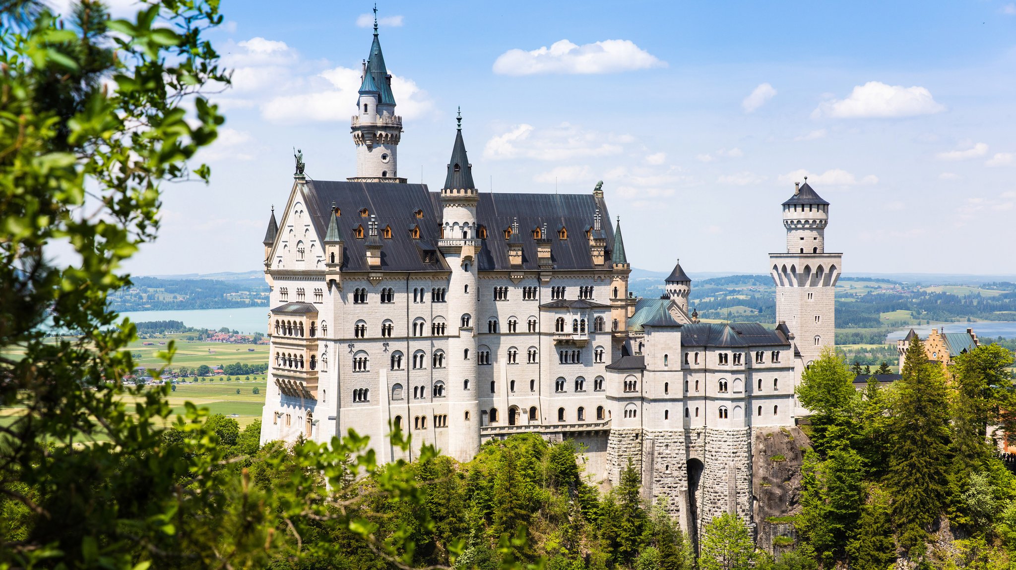 Blick von der Marienbrücke aus auf das imposante Schloss Neuschwanstein bei Hohenschwangau im Allgäu.