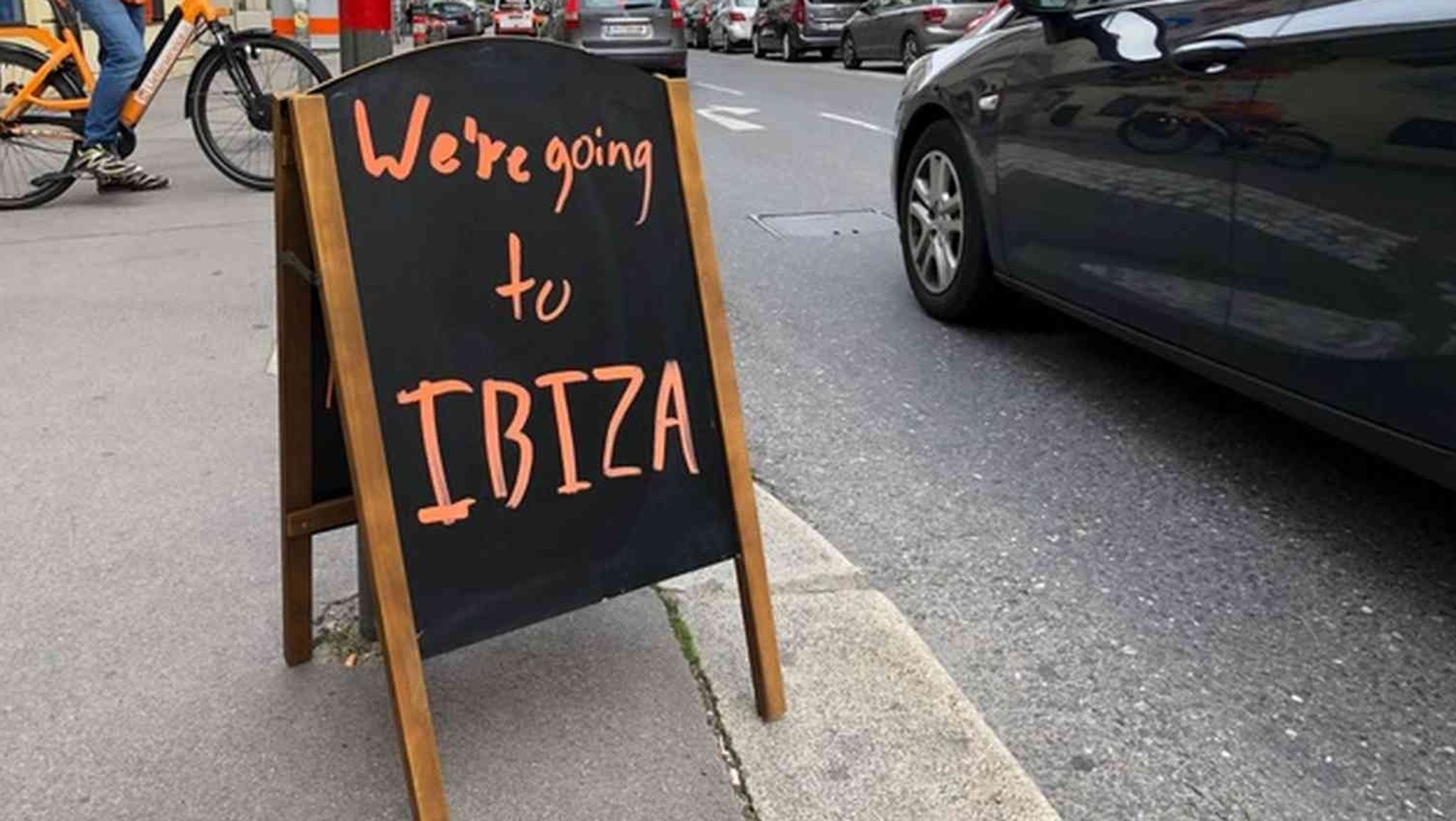 Aufstellschild an der Straße: We`re going to Ibiza