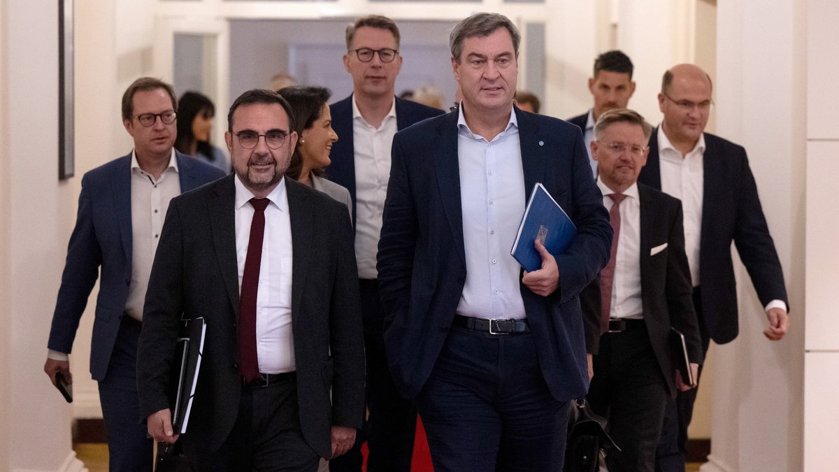 Wollen Bayerns Regierung weiter anführen: Die CSU-Delegation um Parteichef Söder (vorne rechts) auf dem Weg zu den Sondierungen mit den FW.