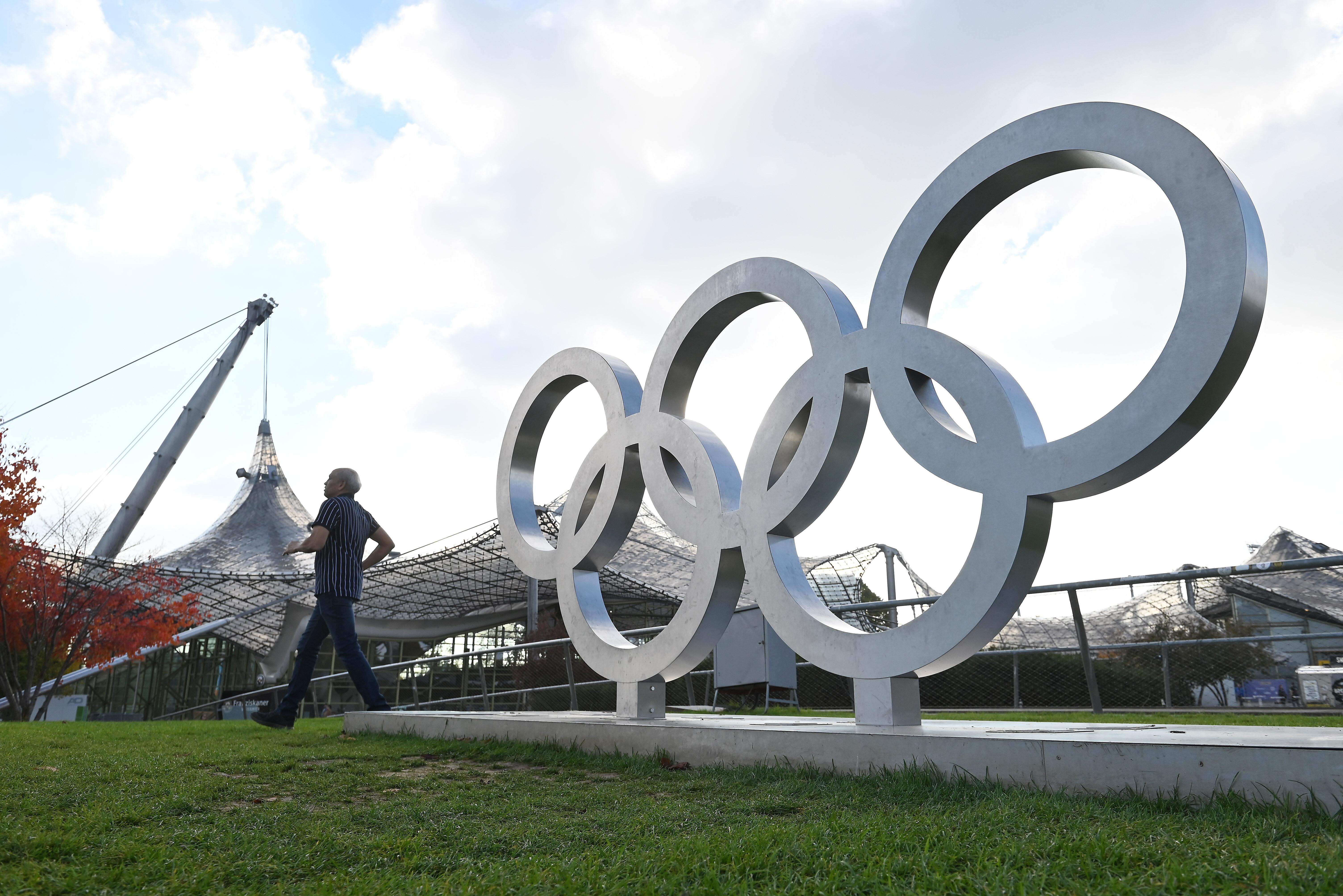 Skulptur mit den olympischen Ringen München.