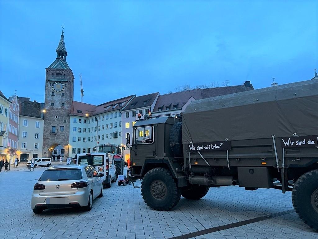 Etwa 60 Personen sowie 15 Fahrzeuge haben laut Polizei an der Demonstration an diesem Montag (26.02) teilgenommen.