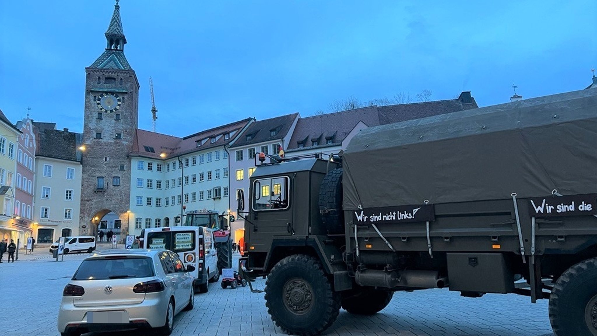 Etwa 60 Personen sowie 15 Fahrzeuge haben laut Polizei an der Demonstration an diesem Montag (26.02) teilgenommen.