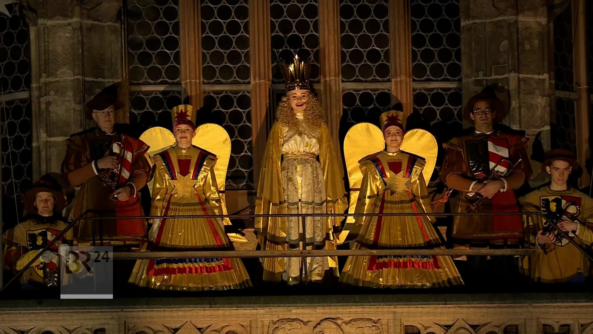 Das Christkind Nora Falk hat den diesjährigen Christkindlesmarkt in Nürnberg mit dem traditionellen Prolog eröffnet.