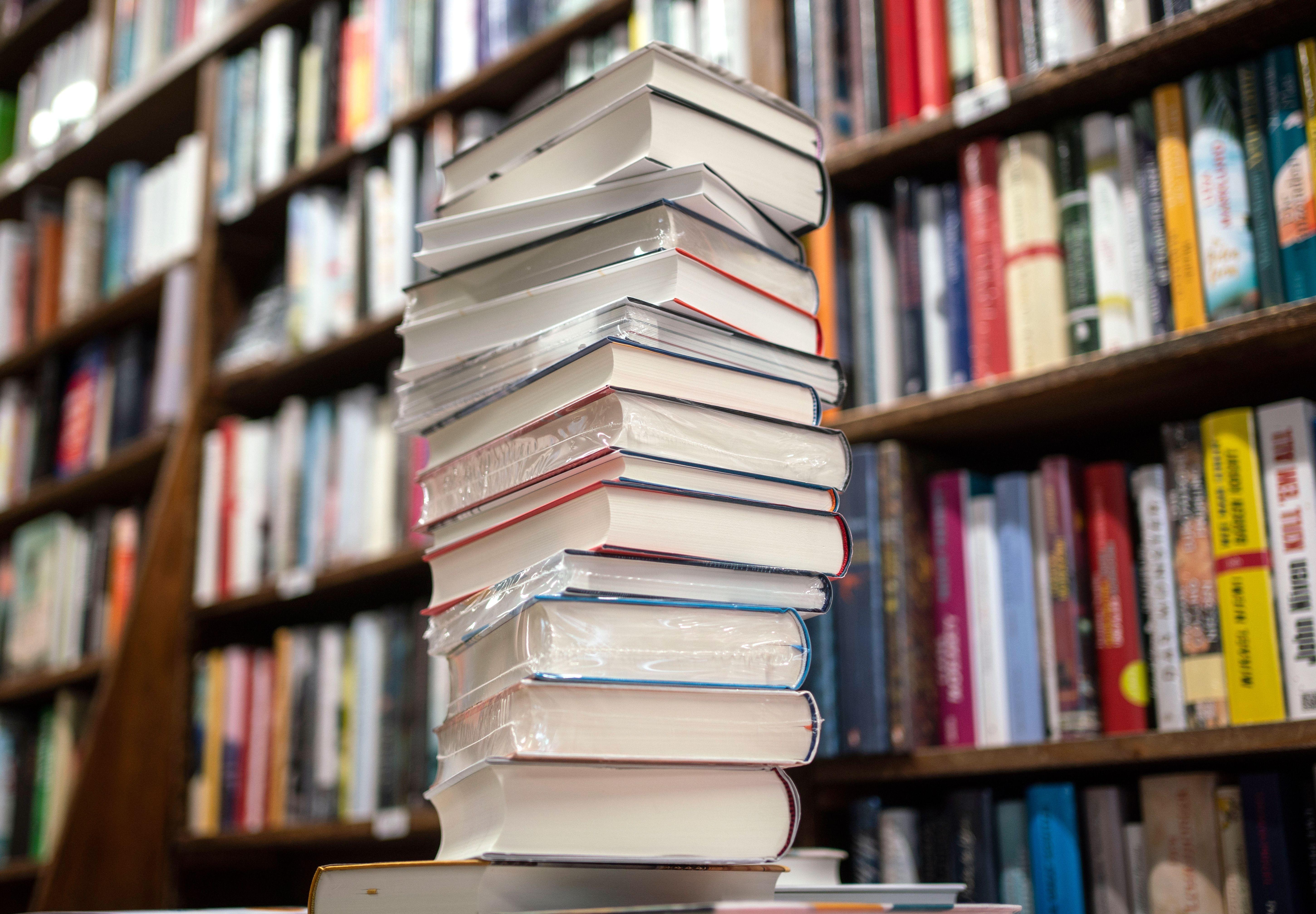 (Symbolbild) Ein Stapel neuer Bücher liegt auf einem Verkaufstisch in einer Buchhandlung.