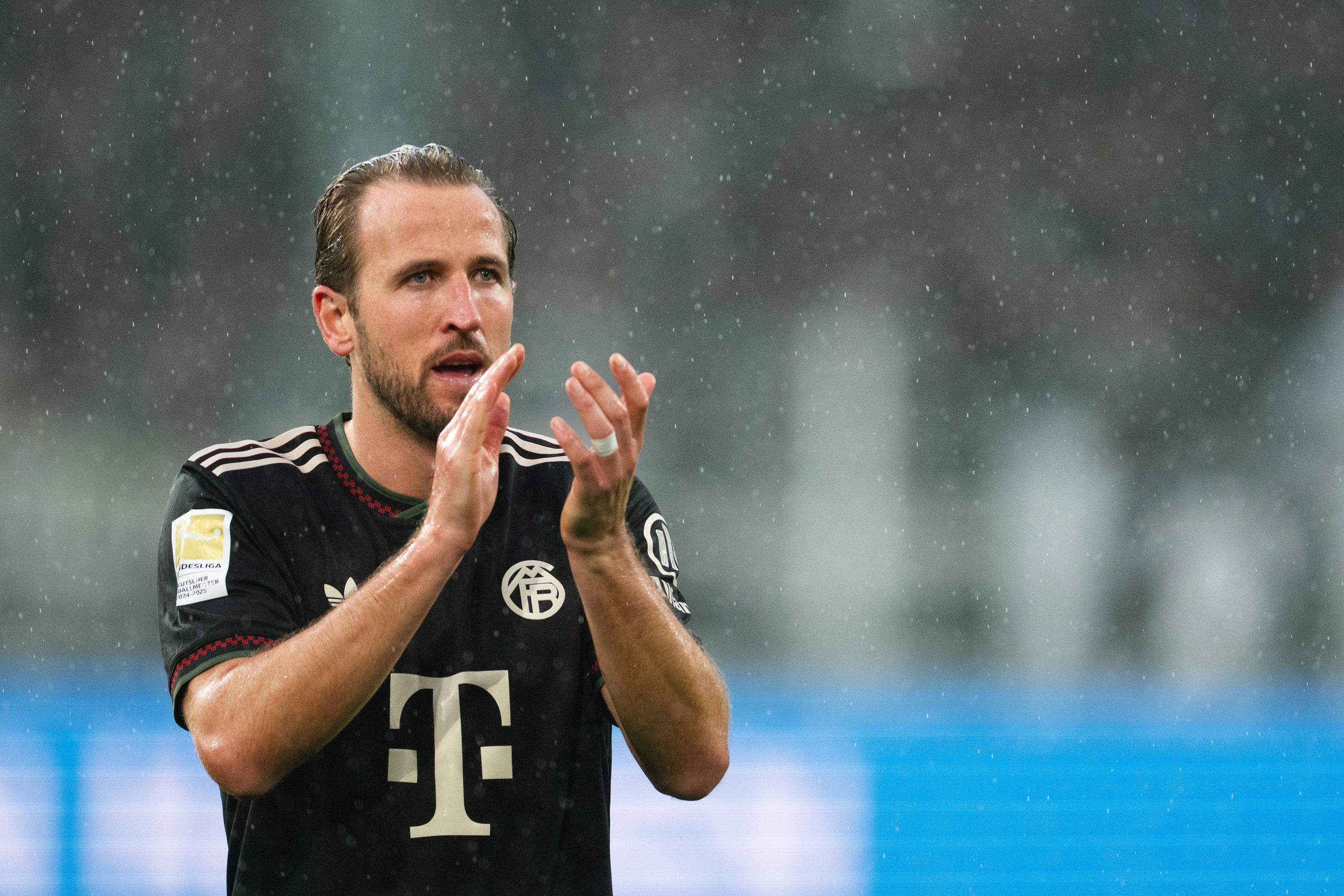 25.10.2025, Nordrhein-Westfalen, Mönchengladbach: Fußball: Bundesliga, Borussia Mönchengladbach - Bayern München, 8. Spieltag, Stadion im Borussia-Park. Harry Kane (Bayern München) bedankt sich nach der Partie bei den Fans. 