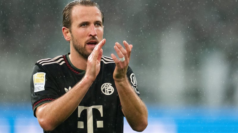 25.10.2025, Nordrhein-Westfalen, Mönchengladbach: Fußball: Bundesliga, Borussia Mönchengladbach - Bayern München, 8. Spieltag, Stadion im Borussia-Park. Harry Kane (Bayern München) bedankt sich nach der Partie bei den Fans. | Bild: dpa-Bildfunk/Marius Becker 25.10.2025, Nordrhein-Westfalen, Mönchengladbach: Fußball: Bundesliga, Borussia Mönchengladbach - Bayern München, 8. Spieltag, Stadion im Borussia-Park. Harry Kane (Bayern München) bedankt sich nach der Partie bei den Fans.