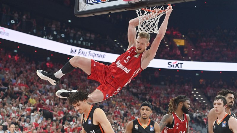 Niels Giffey beim Dunking | Bild: picture-alliance/dpa Niels Giffey beim Dunking
