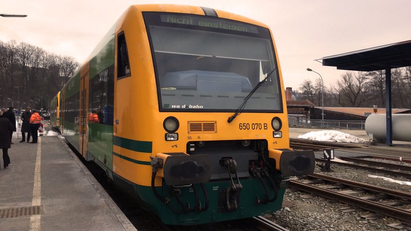 Ein Zug der Länderbahn steht am Bahnhof in Viechtach.