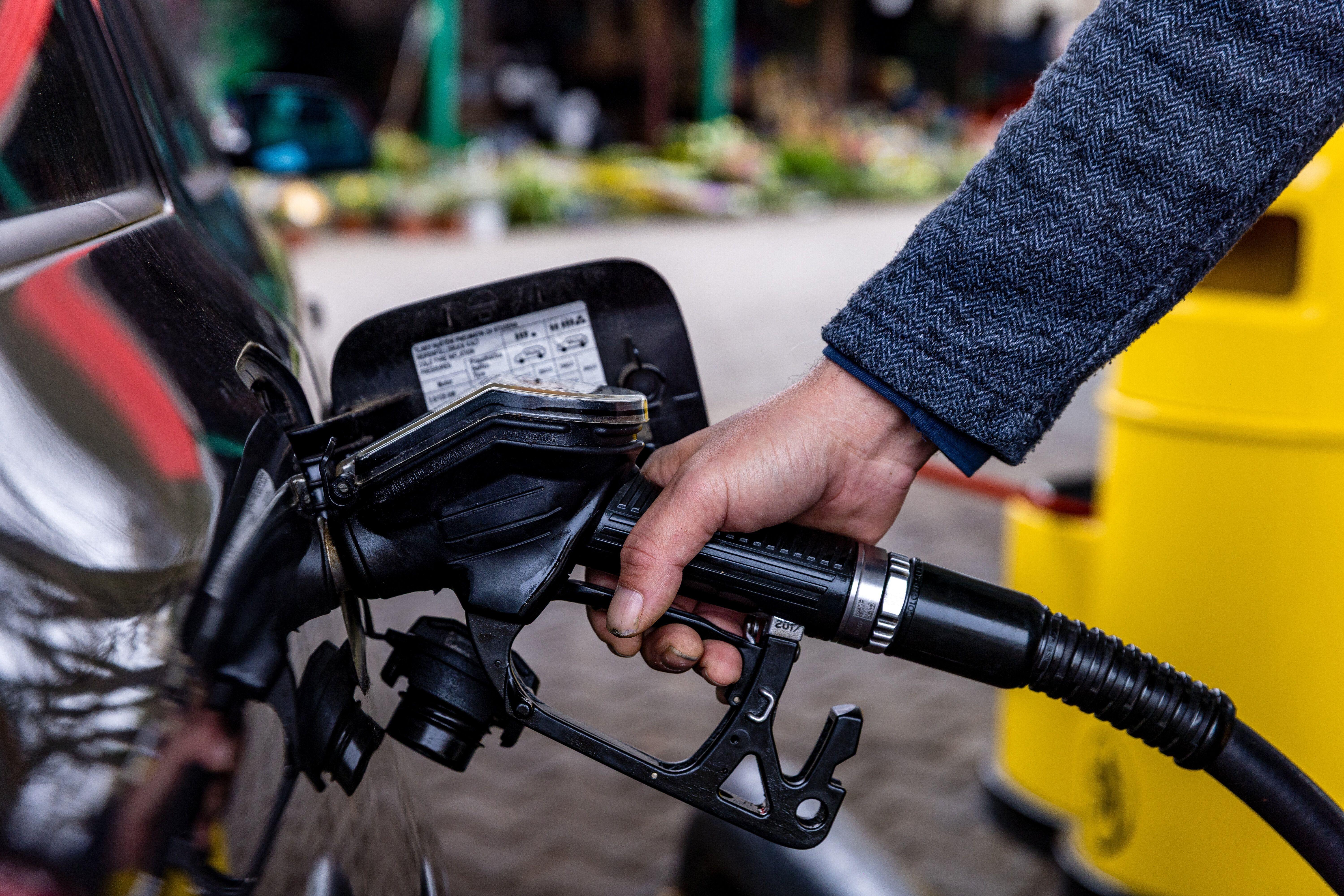 Mann tankt sein Auto an einer Tankstelle