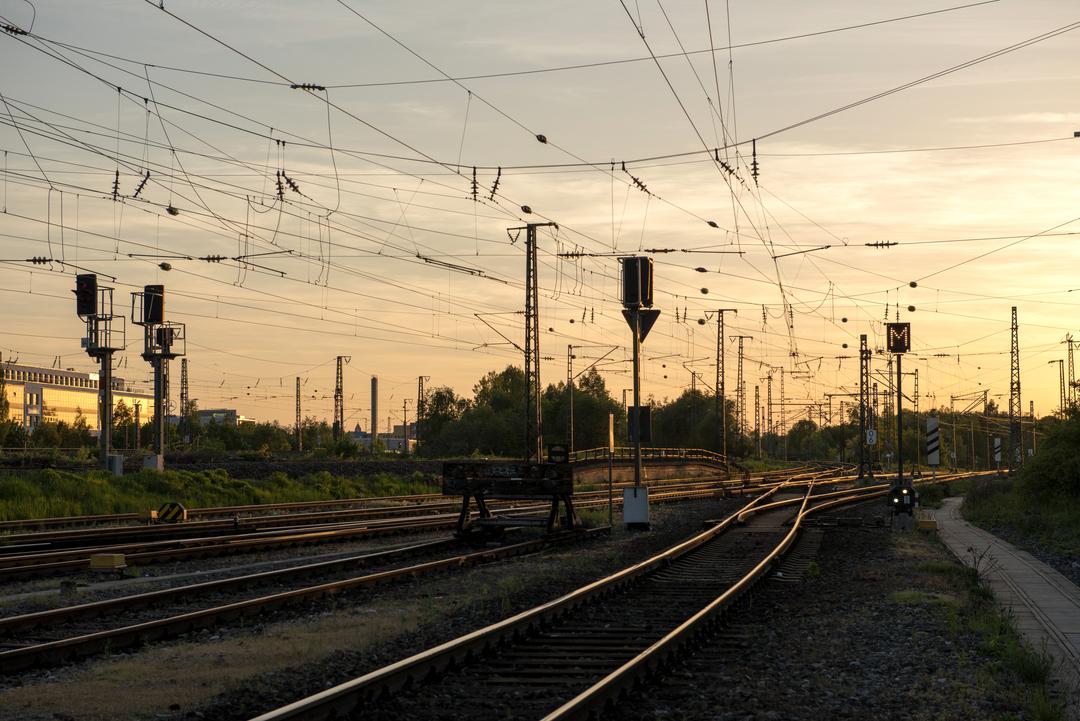 Bahnschienen im Abendlicht.