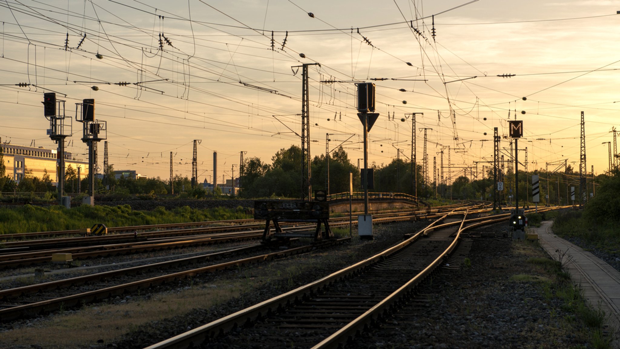 Bahnschienen im Abendlicht.