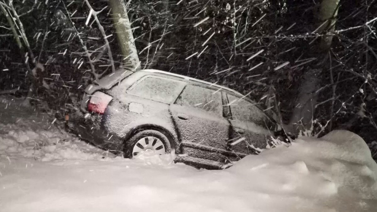 Unfallauto versinkt im Schnee