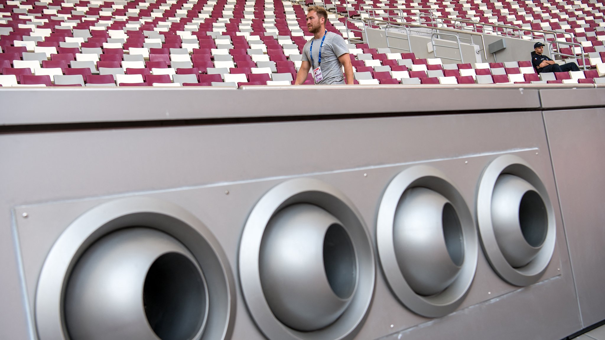 Große Düsen der Klimaanlage im Khalifa International Stadion in Doha, Katar