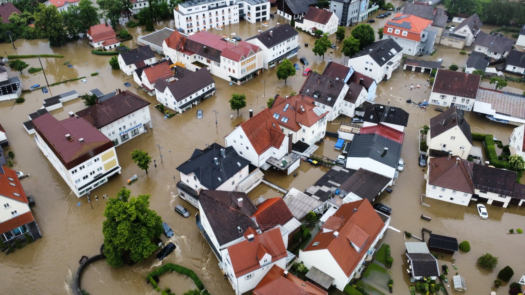 Die Drohnenaufnahme von Babenhausen zeigt: Sehr viele Straßen sind überflutet. 