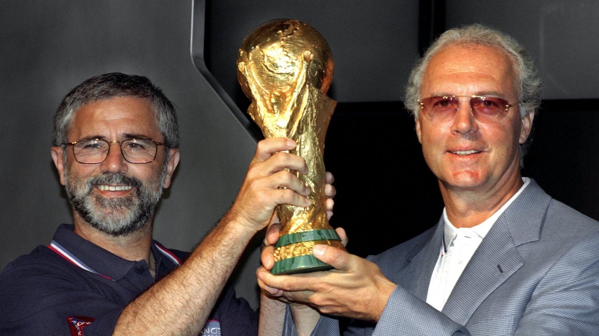 Gerd Müller (l.) und Franz Beckenbauer mit dem WM-Pokal