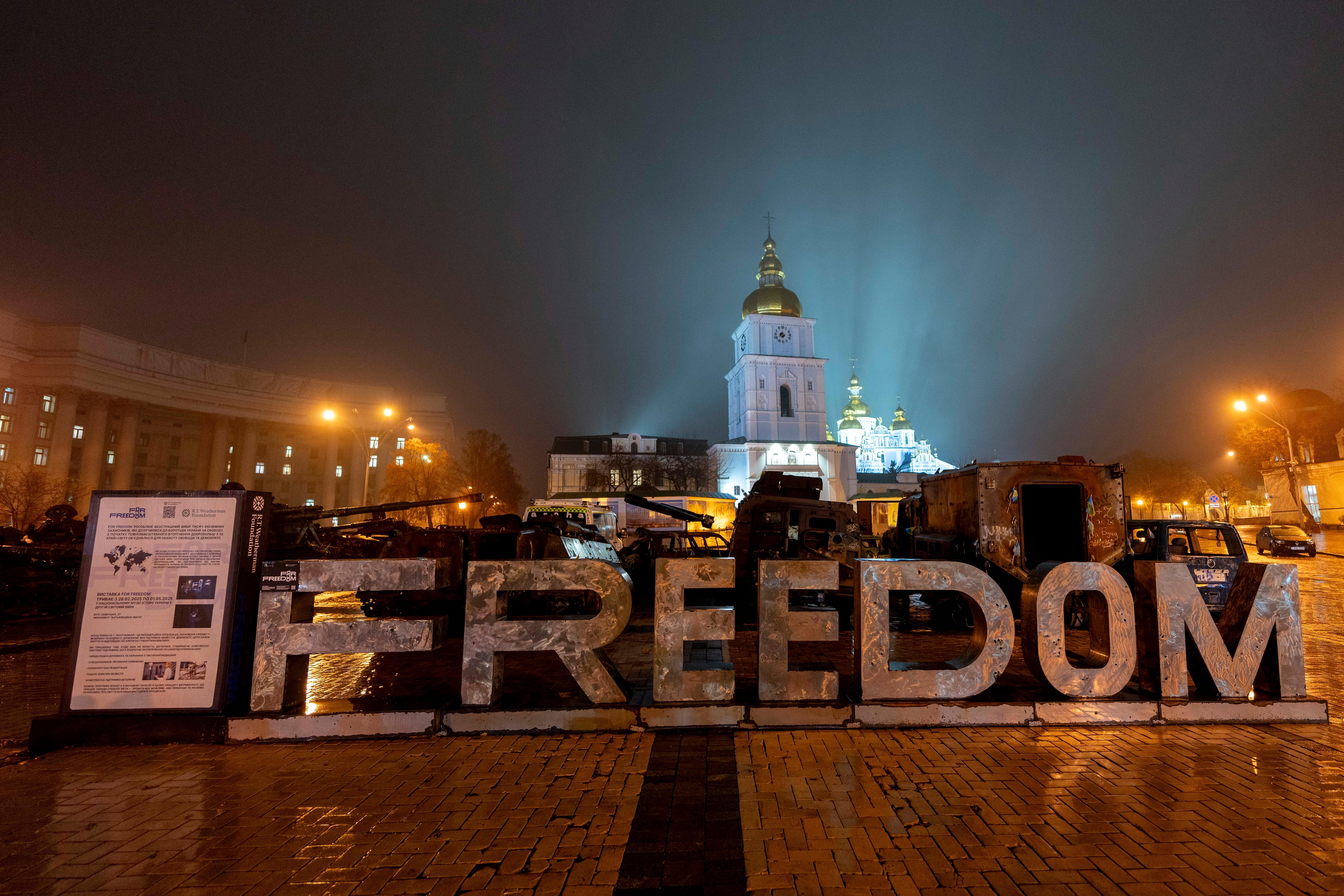 Russische und ukrainische Kriegswracks auf dem Michaelsplatz in Kiew