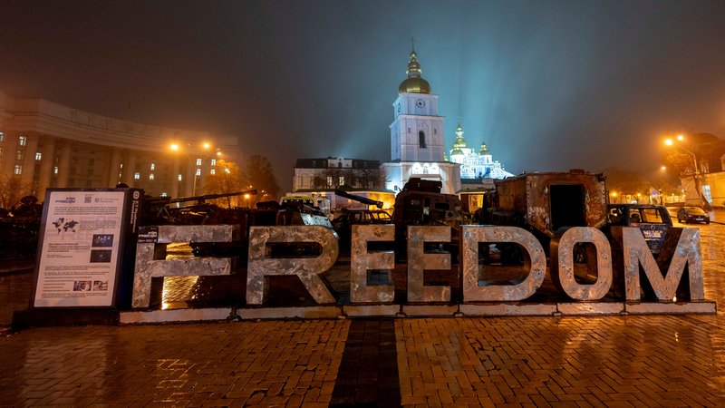 Russische und ukrainische Kriegswracks auf dem Michaelsplatz in Kiew | Bild: picture alliance / ZUMAPRESS.com | Andreas Stroh Russische und ukrainische Kriegswracks auf dem Michaelsplatz in Kiew