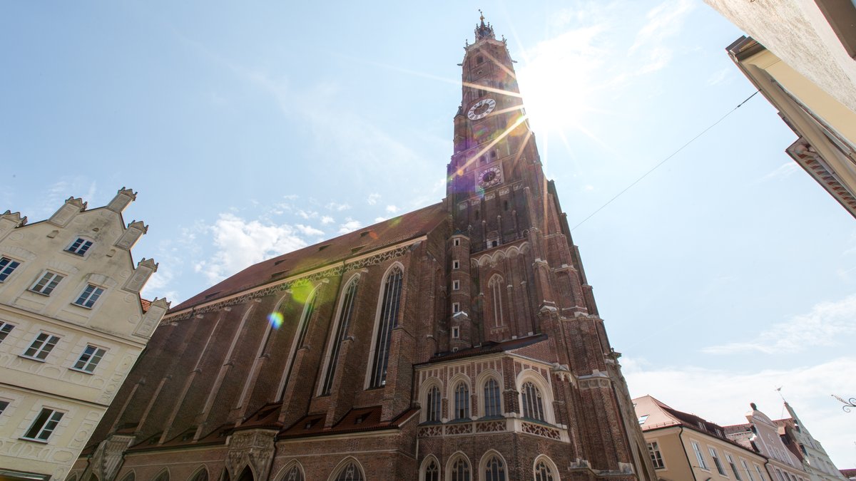 Fenster der Martinskirche in Landshut werden saniert