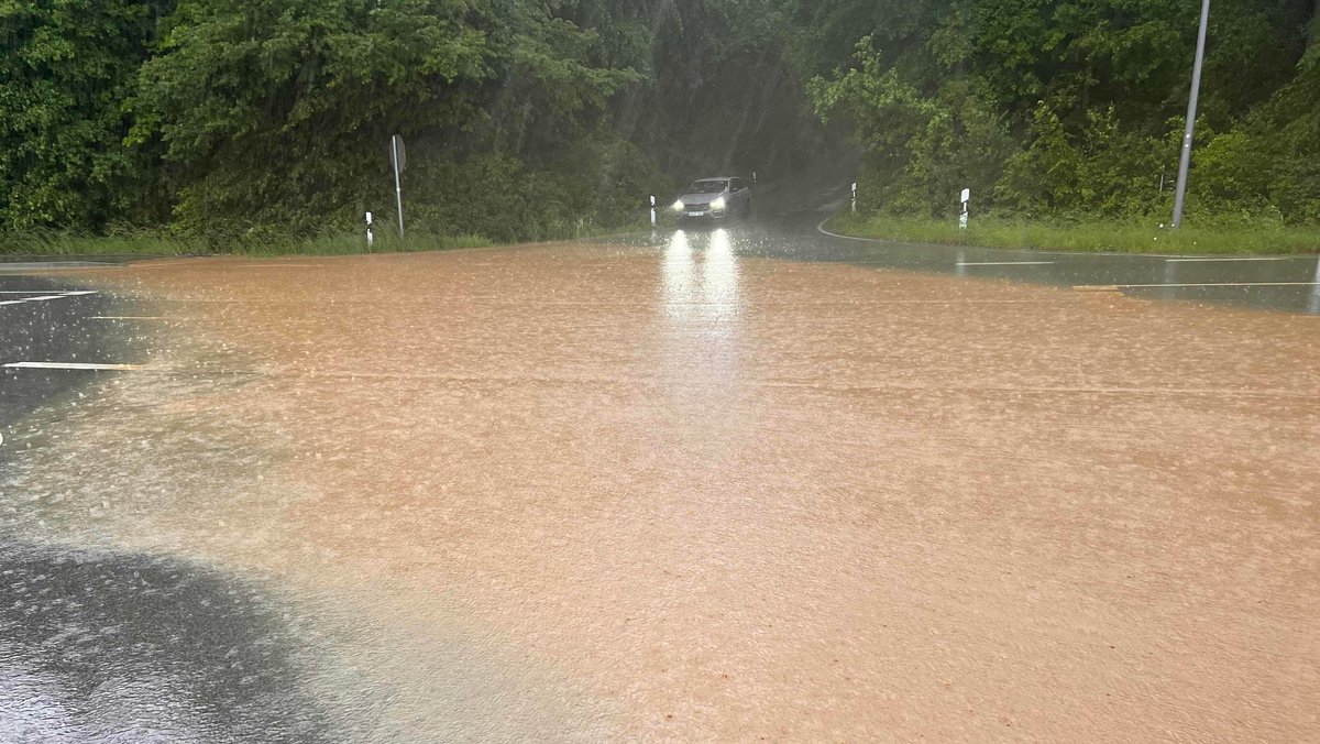 Heftige Gewitter im oberfränkischen Heiligenstadt: Erneut verursachte der Starkregen Überflutungen auf den Straßen. Auch betroffen war die Staatsstraße 2188.