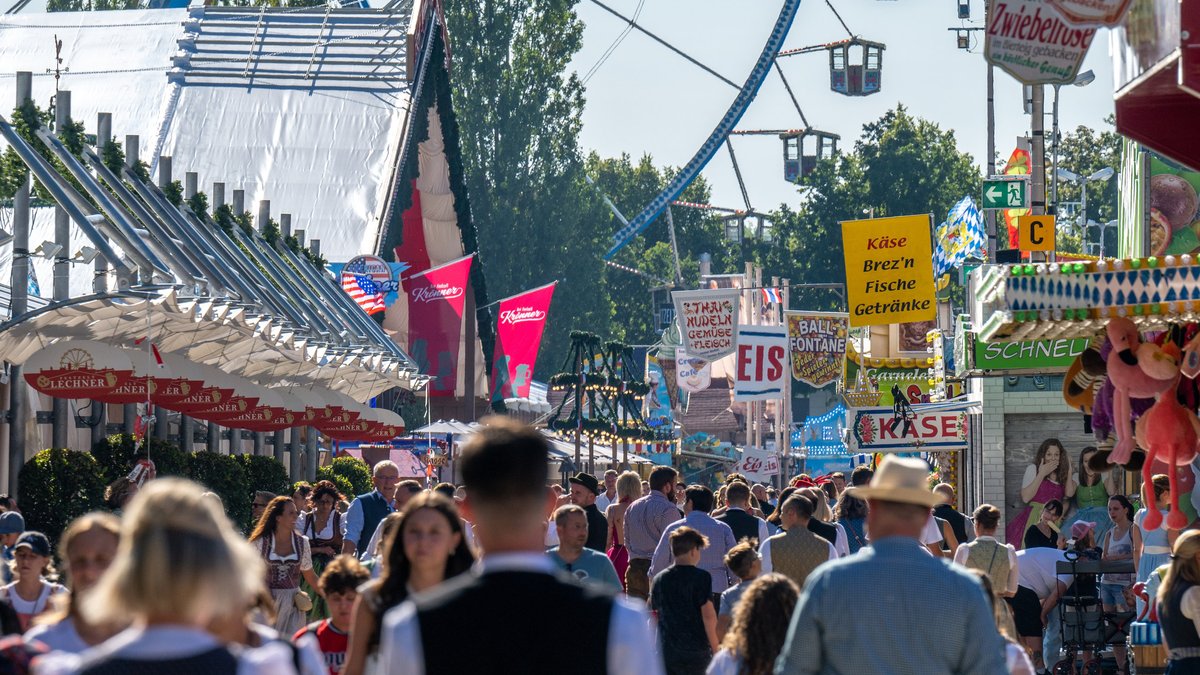 Viele Besucher laufen über das Gäubodenvolksfest 2023. 