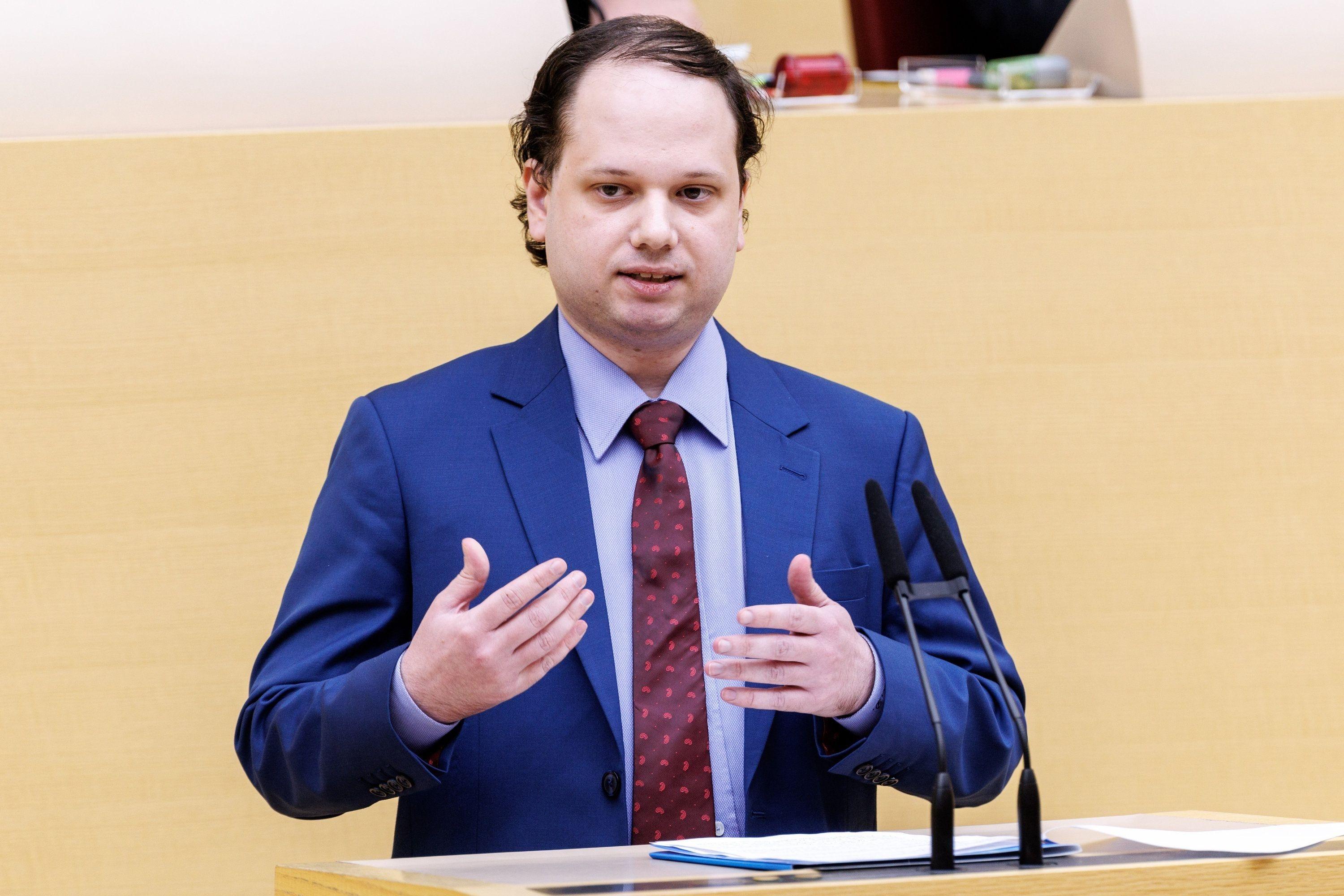 (Archivbild): Rene Dierkes am Rednerpult des bayerischen Landtags