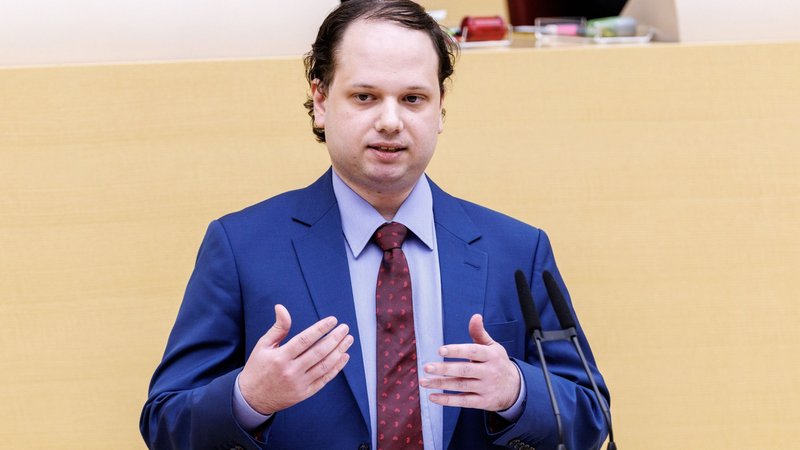 (Archivbild): Rene Dierkes am Rednerpult des bayerischen Landtags | Bild: dpa-Bildfunk/Matthias Balk (Archivbild): Rene Dierkes am Rednerpult des bayerischen Landtags