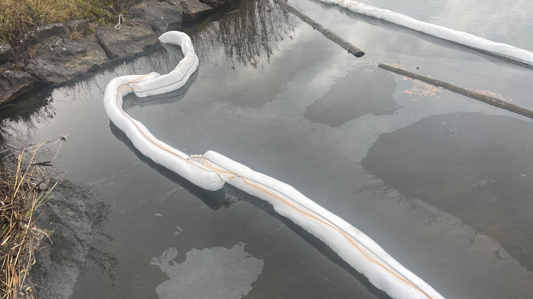 Ölsperren der Feuerwehr auf dem Mai bei Goßmannsdorf (Lkr. Würzburg) | Bild: Silva Schreiner BR Ölsperren der Feuerwehr auf dem Mai bei Goßmannsdorf (Lkr. Würzburg)