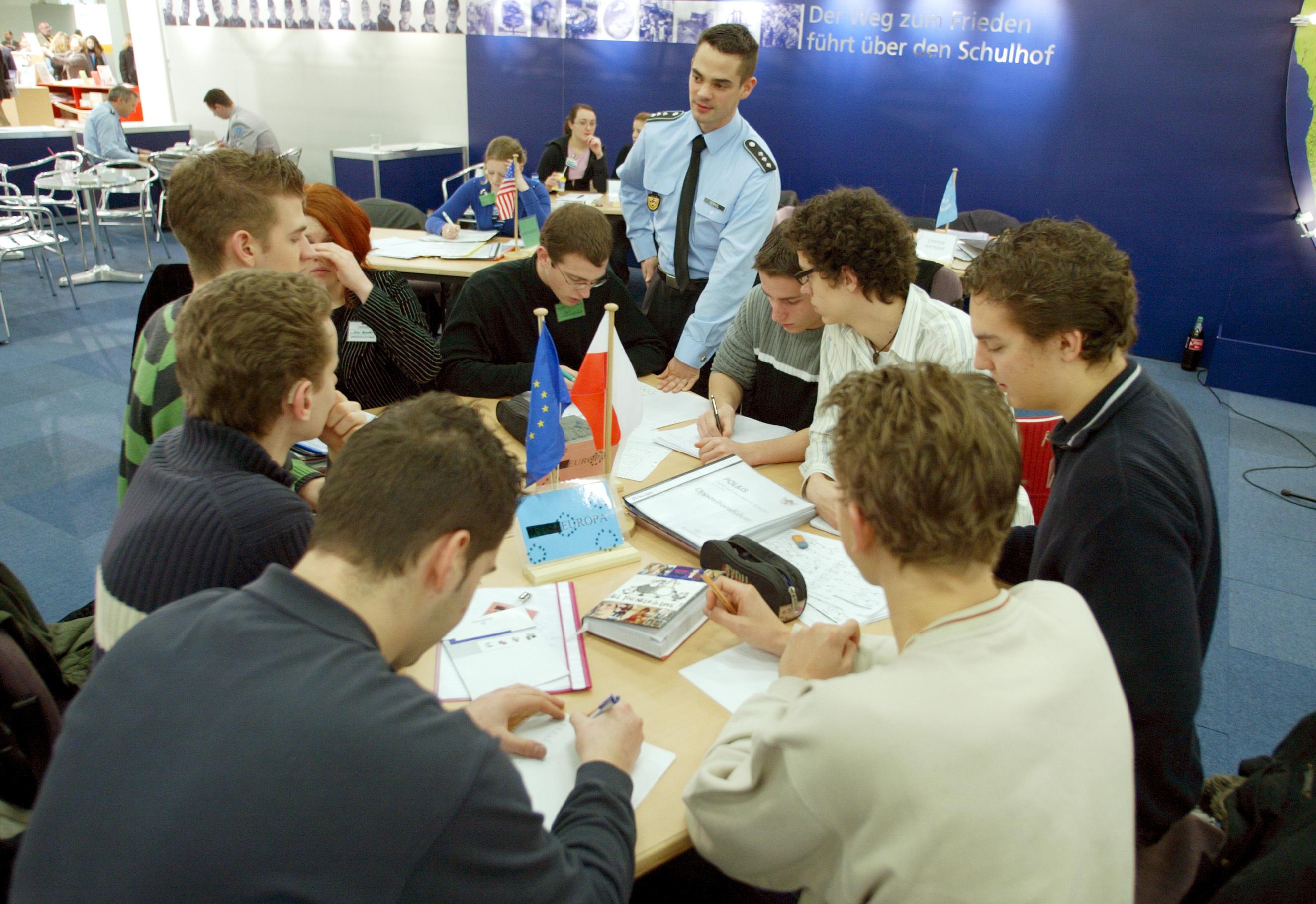 Archivbild: Ein Jugendoffizier der Bundeswehr im Austausch mit Schülern auf einer Bildungsmesse. (Aufnahmedatum: 15.04.2005)