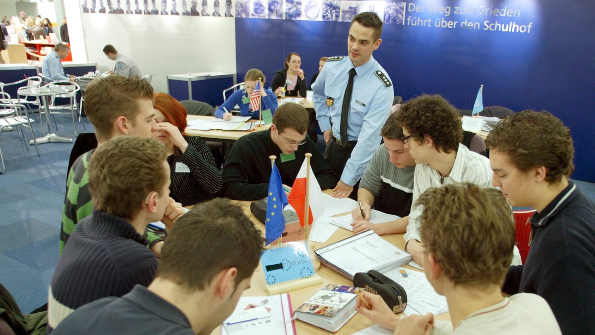 Archivbild: Ein Jugendoffizier der Bundeswehr im Austausch mit Schülern auf einer Bildungsmesse. (Aufnahmedatum: 15.04.2005)