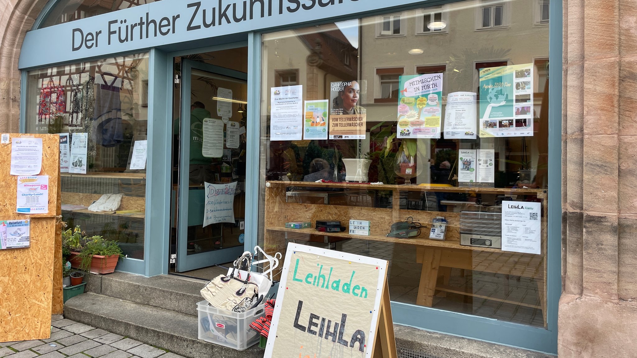 Ein Eingang zu einem Geschäft, vor dem ein Schild steht "Leihladen"