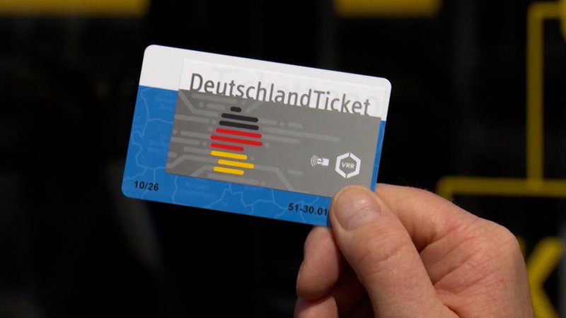 Von nächstem Jahr an kostet das Deutschlandticket monatlich 58 Euro statt wie bisher 49 Euro. Darauf haben sich die Verkehrsminister der Länder verständigt. | Bild: Bayerischer Rundfunk 2024 Von nächstem Jahr an kostet das Deutschlandticket monatlich 58 Euro statt wie bisher 49 Euro. Darauf haben sich die Verkehrsminister der Länder verständigt.