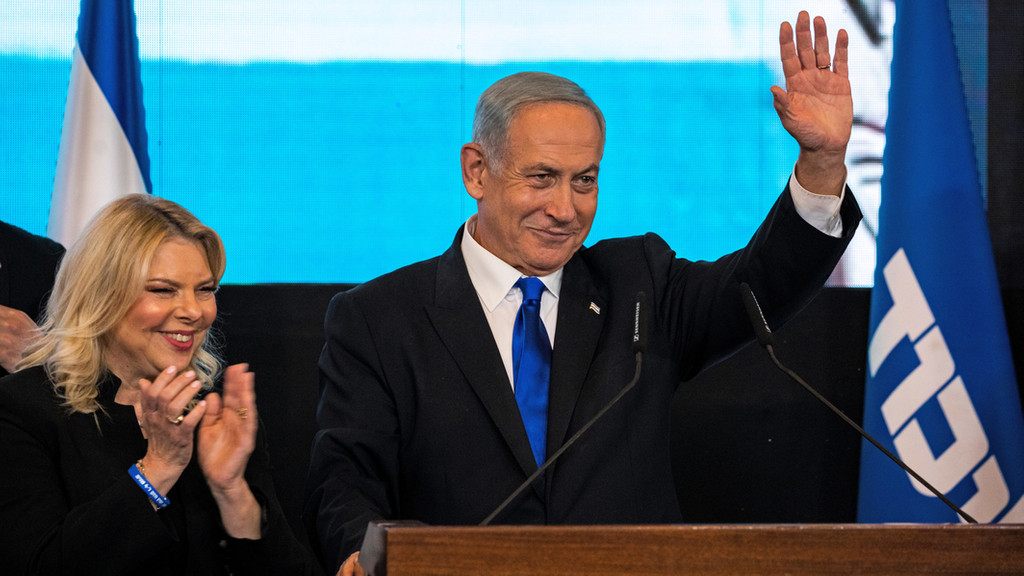 Der Vorsitzende der Likud-Partei und ehemalige israelische Ministerpräsident Benjamin Netanjahu gibt neben seiner Frau Sara Netanjahu eine Erklärung ab, nachdem die Auszählung der israelischen Parlamentswahlen 2022, der fünften Parlamentswahl in nur dreieinhalb Jahren, abgeschlossen ist. 