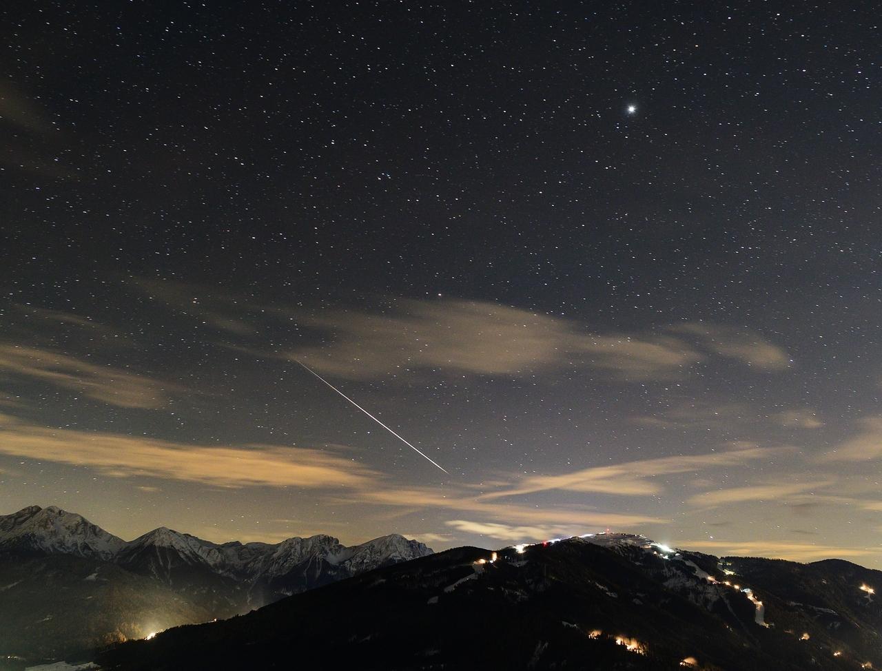 Am Abend des 14. Dezember 2022 machte sich Norbert Scantamburlo auf zur Sternschnuppen-Jagd. Von 180 Bildern war eines ein Volltreffer. Im Hintergrund die Pragser Dolomiten, rechts der Kronplatz, Haus- und Skiberg seiner Heimatstadt Bruneck.