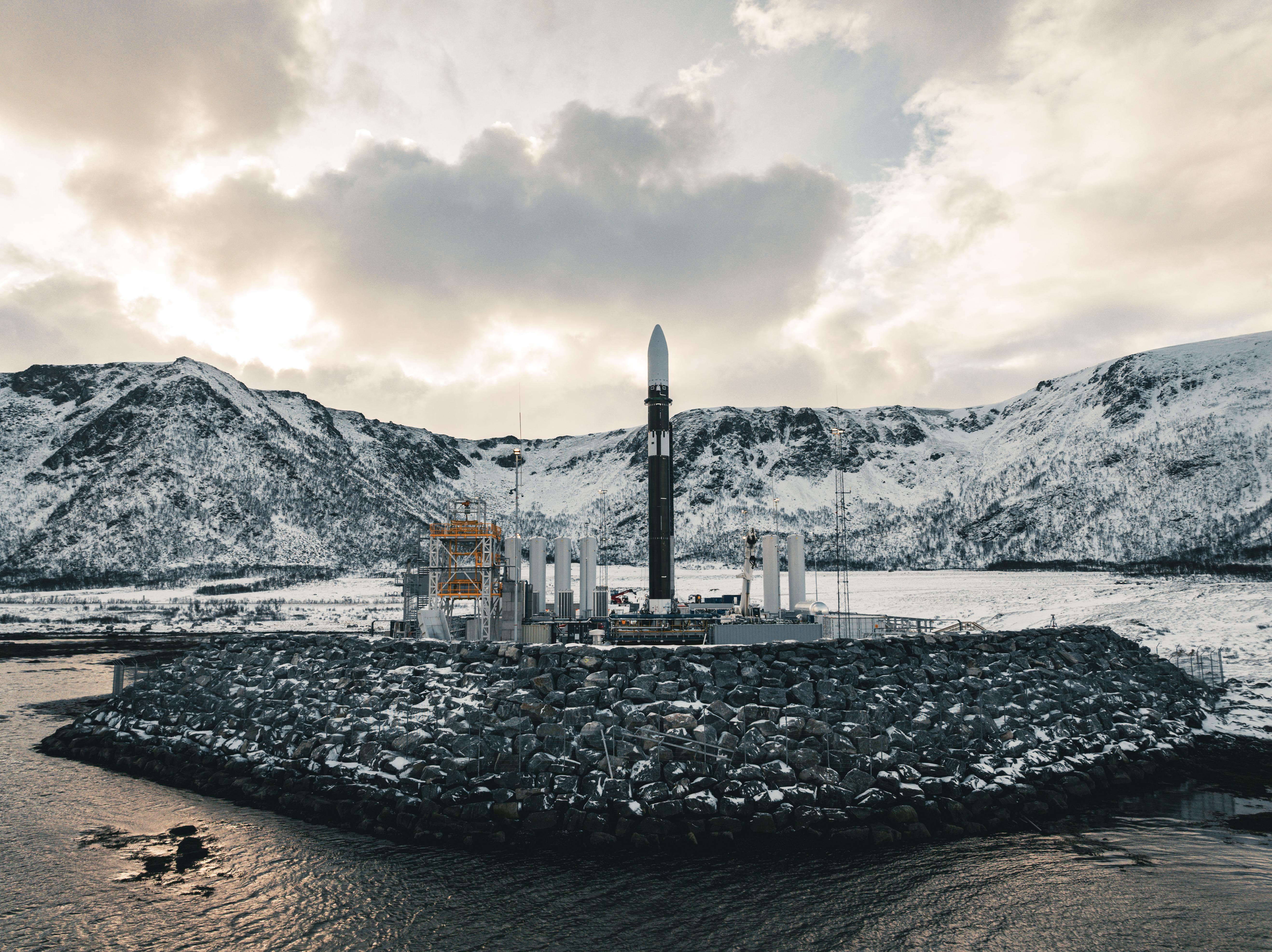Eine Spectrum-Rakete von Isar Aerospace steht auf einer Startrampe des norwegischen Weltraumbahnhof Andøya (Archivfoto).