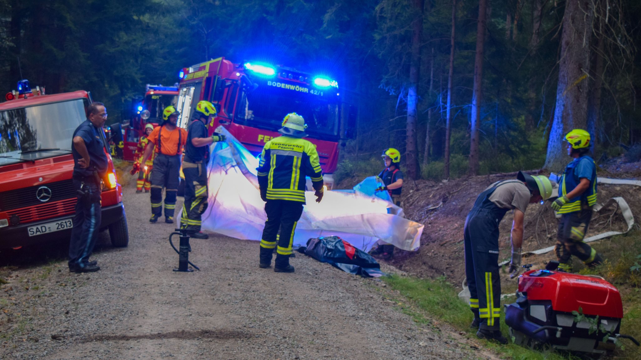 Einsatzkräfte bauen Faltbehälter für Löschwasser auf. Insgesamt waren 180 Feuerwehrleute im Einsatz. 