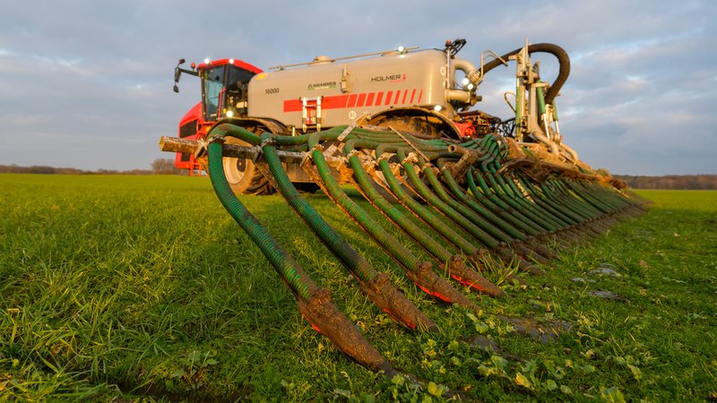 Landwirte müssen die Stoffstrombilanz erstellen, um Nährstoffein- und -ausgänge zu dokumentieren (Archiv- und Symbolbild) | Bild: picture-alliance/dpa | Philipp Schulze Landwirte müssen die Stoffstrombilanz erstellen, um Nährstoffein- und -ausgänge zu dokumentieren (Archiv- und Symbolbild)