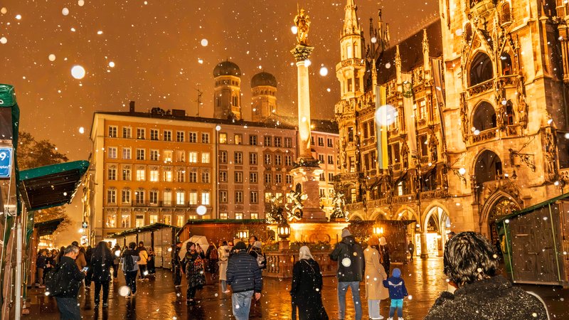 Schneeflocken am Abend auf dem Münchner Marienplatz | Bild: picture alliance / Wolfgang Maria Weber Schneeflocken am Abend auf dem Münchner Marienplatz